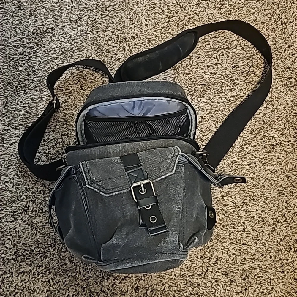 Evecase camera crossbody.